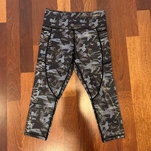 NWOT ZYIA Metallic Camouflage Capri Leggings